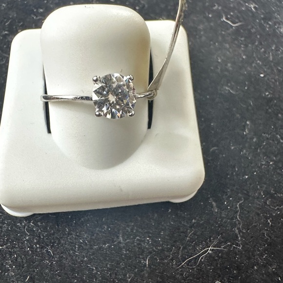 Black Diamonds 1.0ct Moissanite Solitaire Engagement Ring VVS1 - Picture 2 of 7